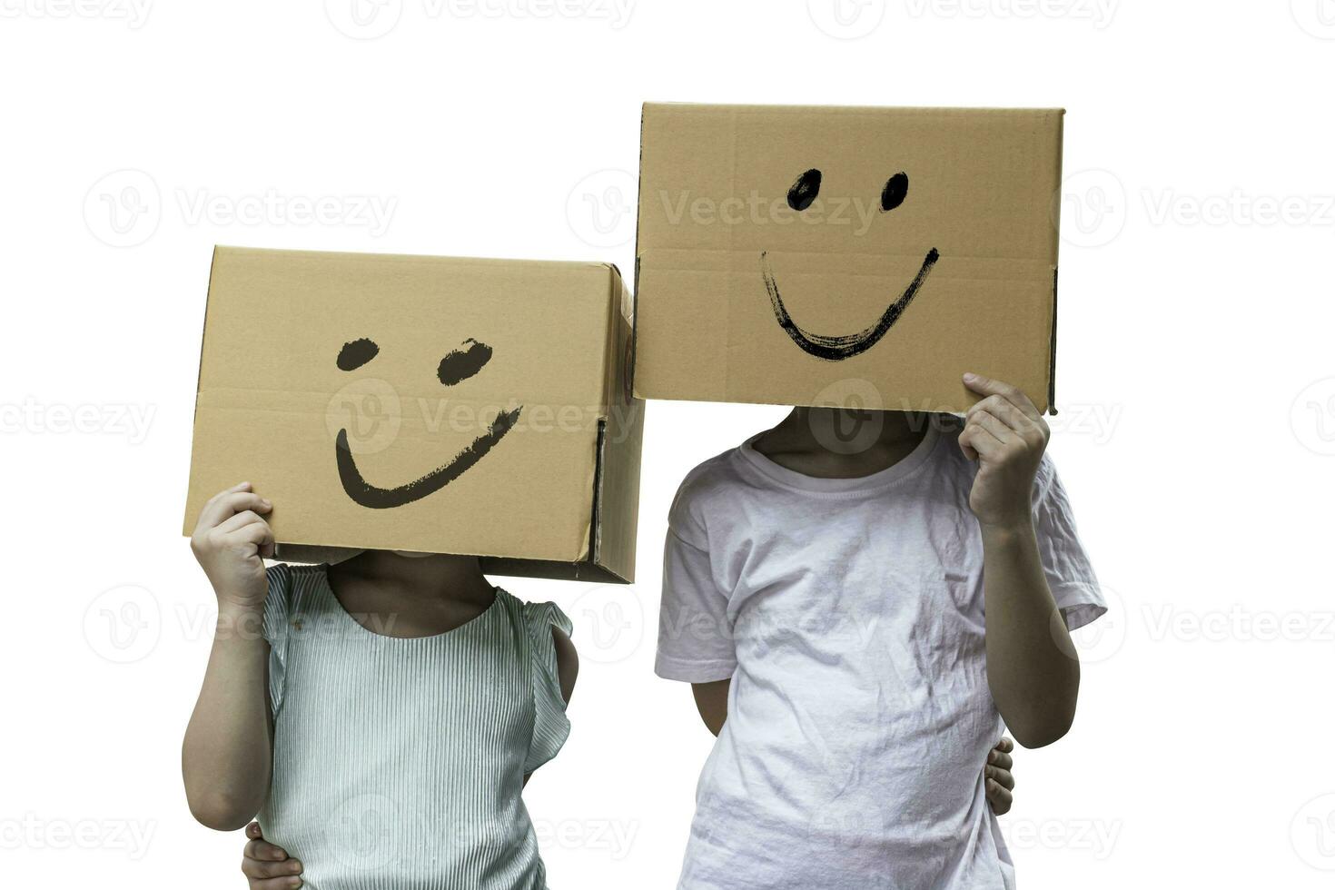 deux petite fille portant une boîte en carton sur la tête avec un visage souriant, isolée sur fond blanc. photo