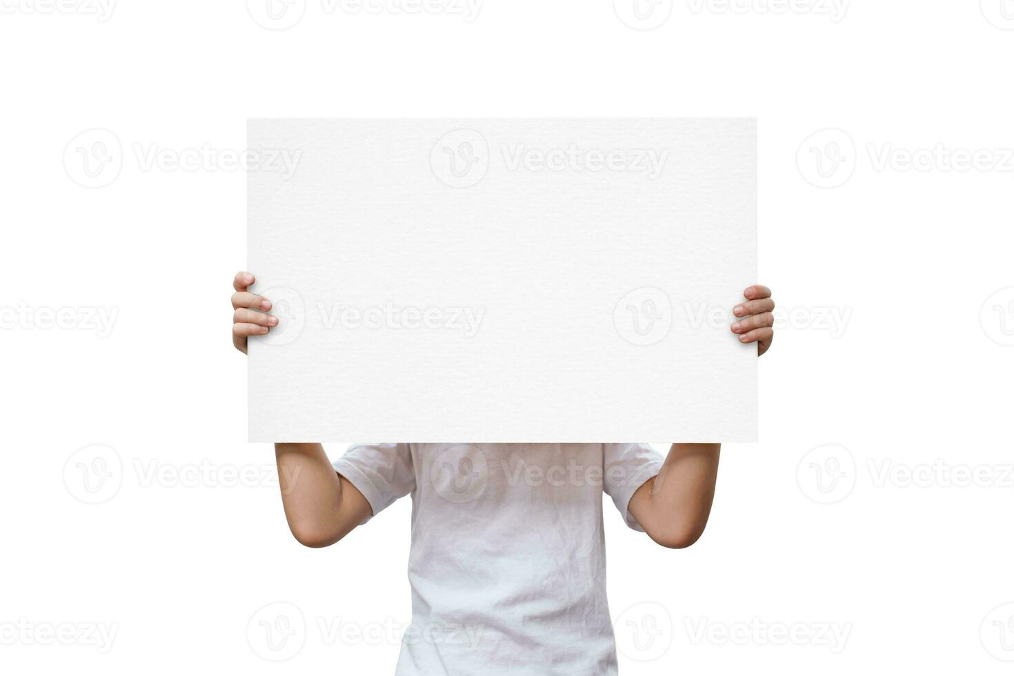 petite fille montre une feuille de papier blanche, isolée sur fond blanc. avec chemin de détourage photo