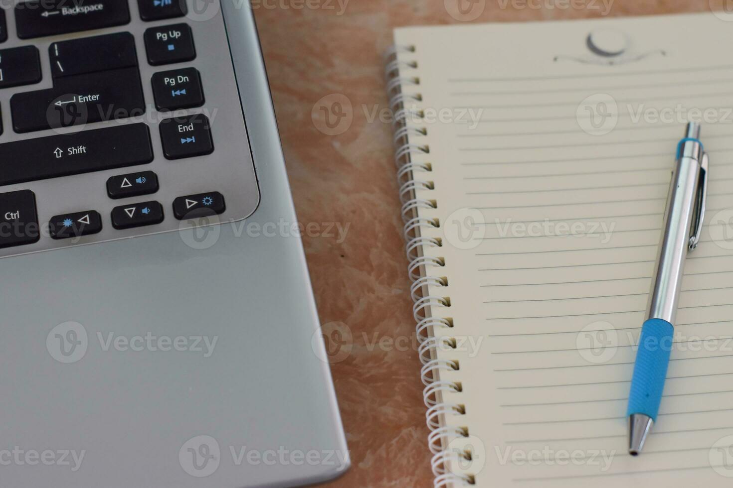 gros plan d'un stylo dans un cahier sur un bureau avec un arrière-plan flou. photo