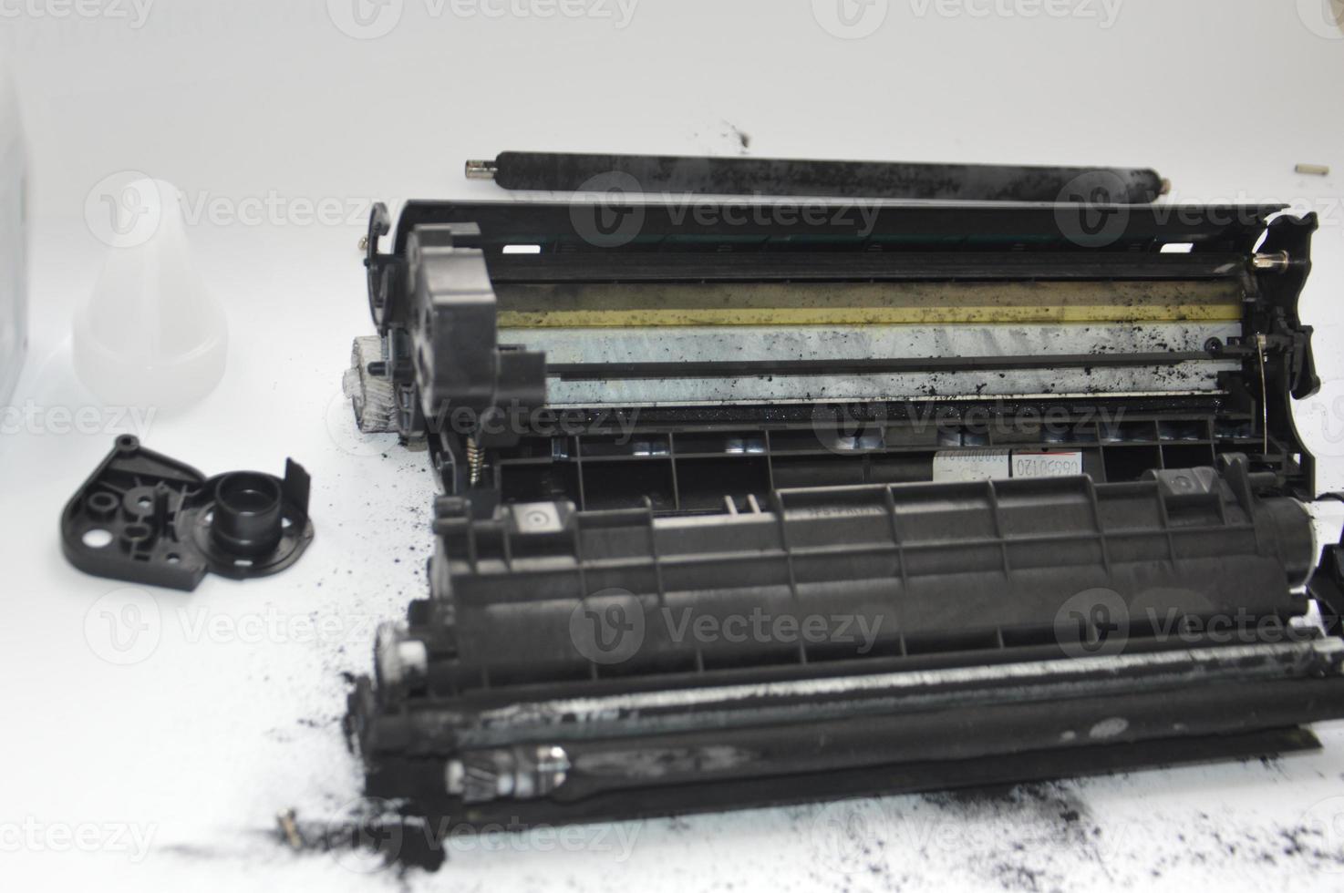 chargement de la cartouche d'imprimante laser avec de la poudre de toner photo