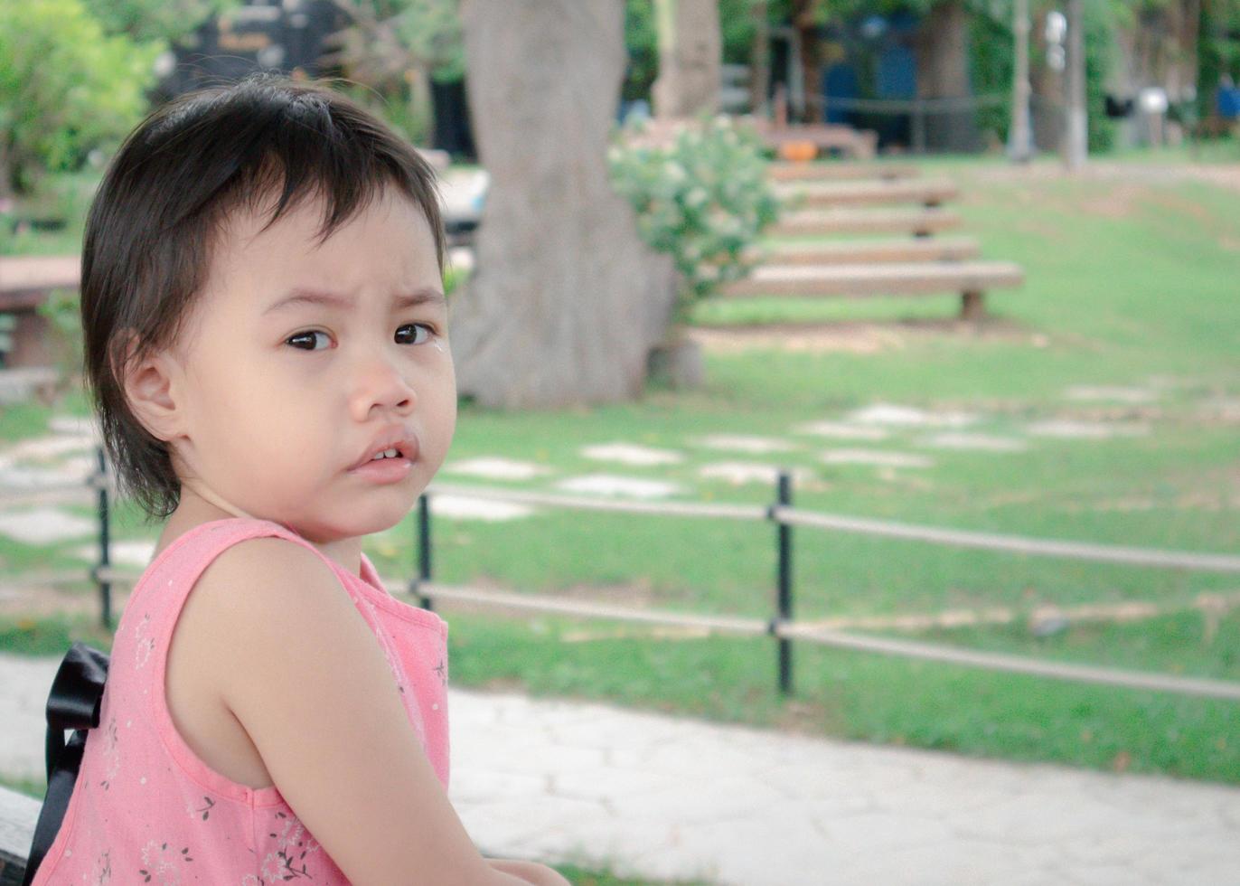 2-3 ans bébé fille asiatique pleurant avec une expression inquiète regardant la caméra. photo