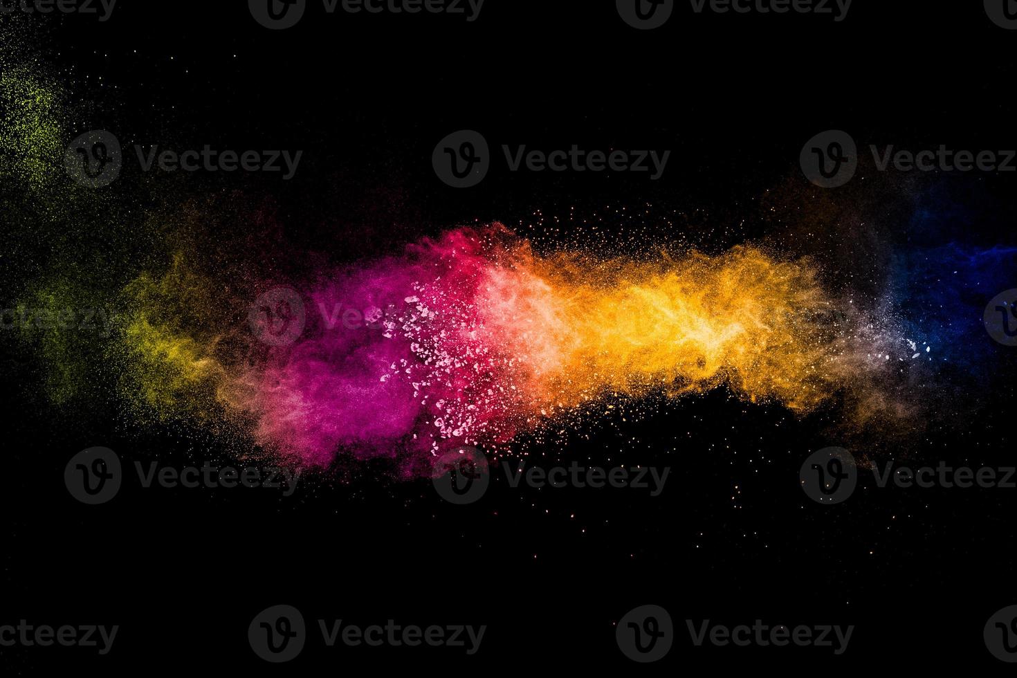 explosion de poudre multicolore sur fond noir.coloré d'explosion de poudre pastel. photo