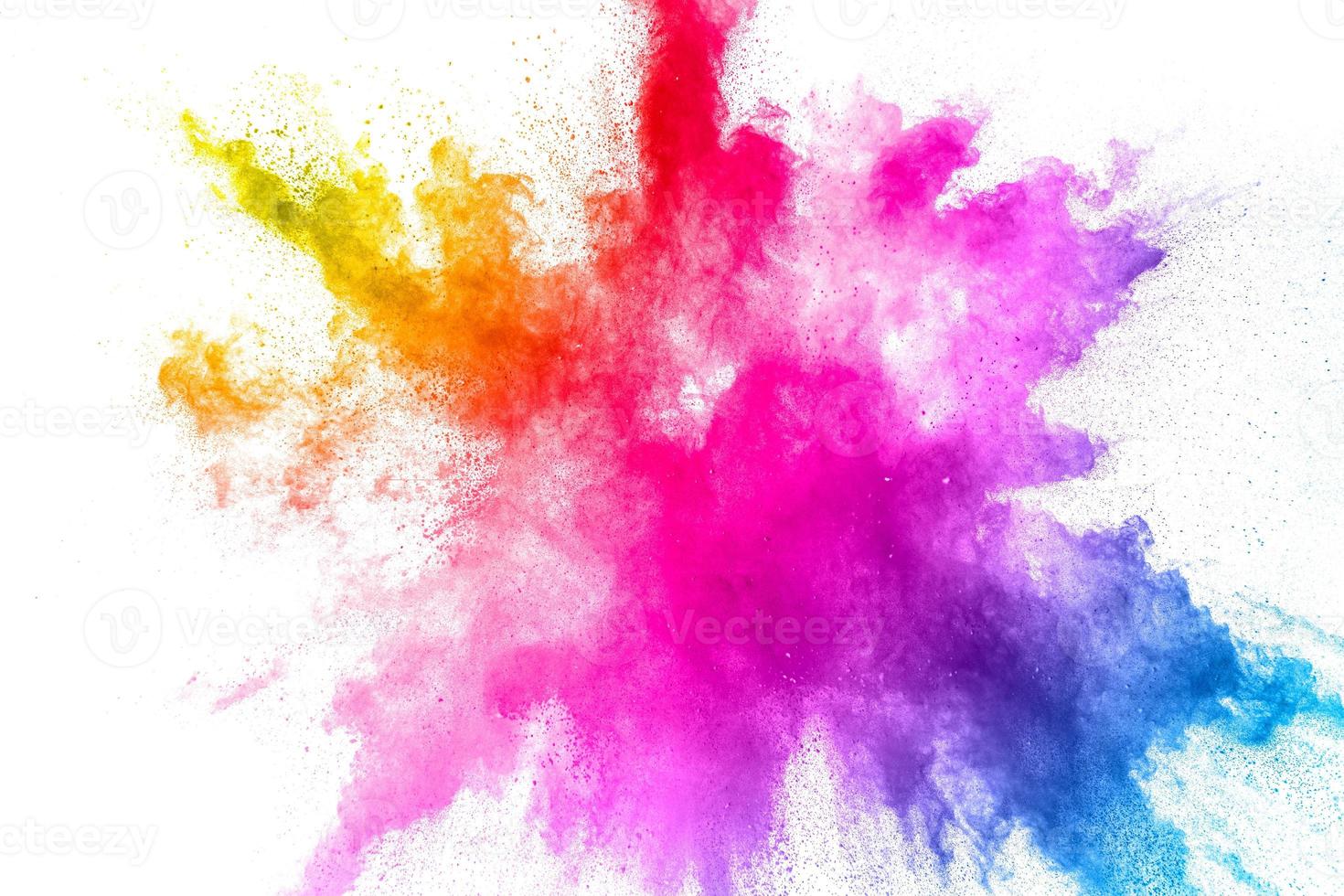 explosion de poudre colorée sur fond blanc. éclaboussures abstraites de particules de poussière de couleur pastel. photo