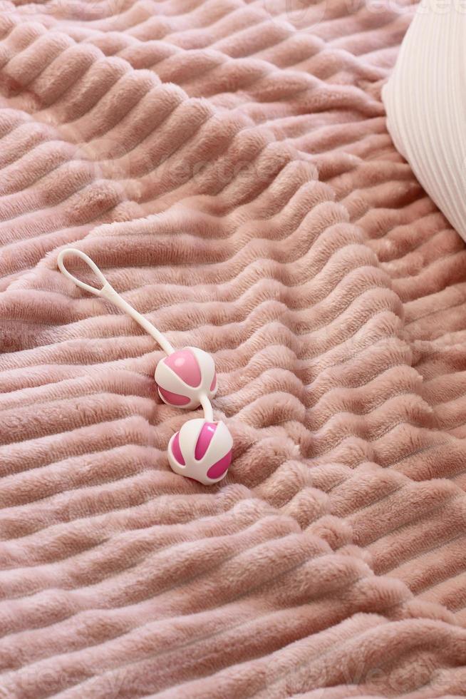 boules roses de vagin sur le lit, mise en scène de style de vie ...