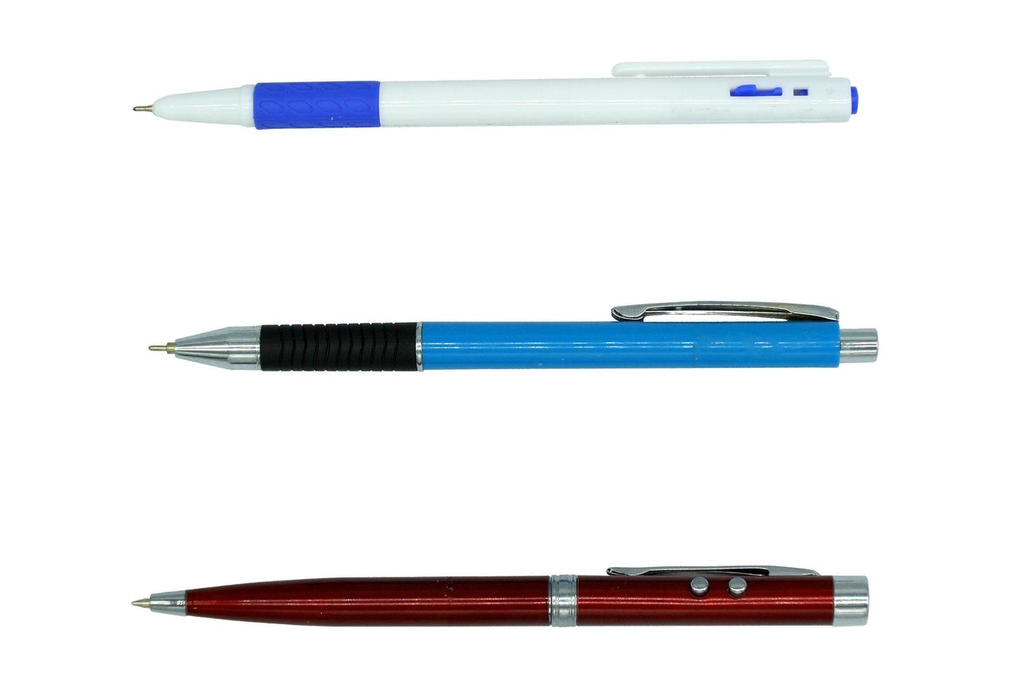 stylo isolé sur fond blanc. Plusieurs rangées de stylos, stylos en plastique bon marché, stylos métalliques et design de luxe pour copier sur votre travail photo