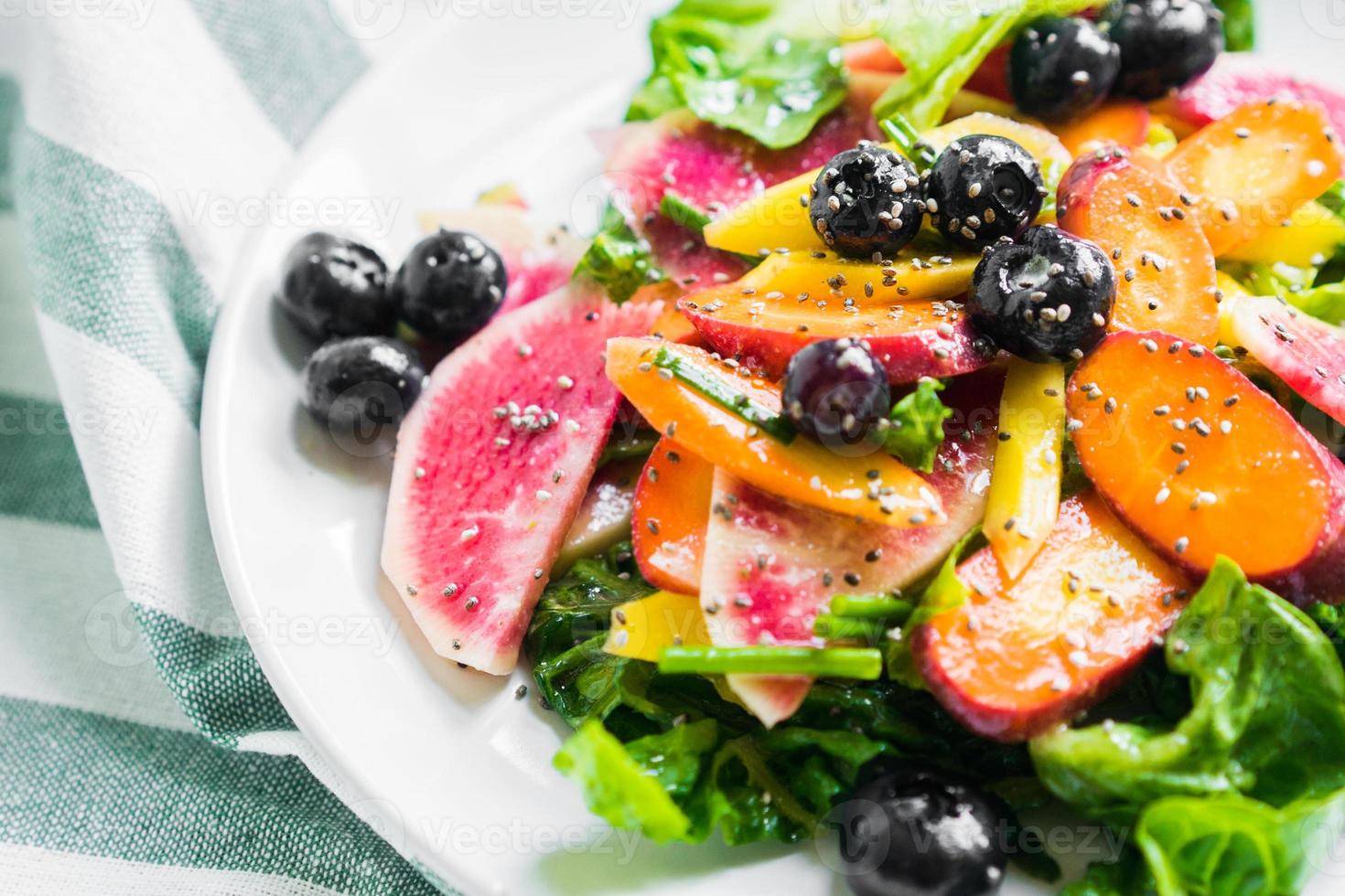 salade d'été aux légumes et petits fruits photo