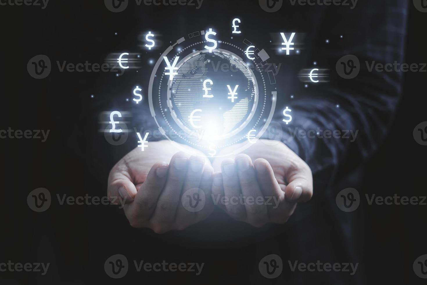 deux mains tenant un monde virtuel avec signe de devise comprennent dollar yen yuan euro et livre sterling pour l'échange d'argent et le concept de transfert d'argent de la technologie forex. photo
