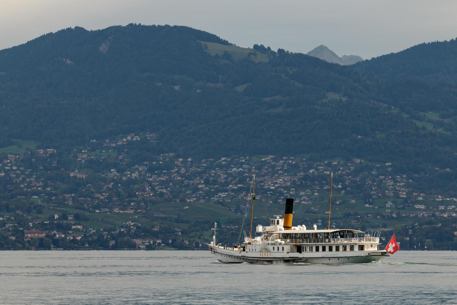 montreux, suisse, 2015. vevey fumant le long du lac léman photo