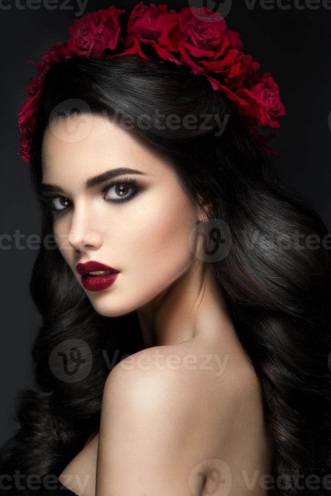 portrait de jeune fille mannequin beauté avec coiffure roses. lèvres rouges photo