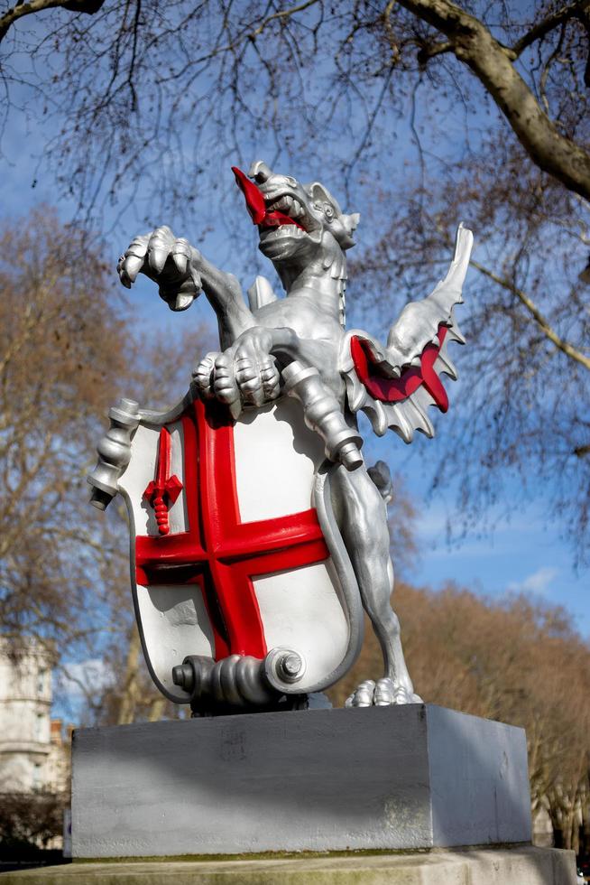 monterosso, ligurie, italie,2019. Border Griffin sur un socle à thames embankment photo