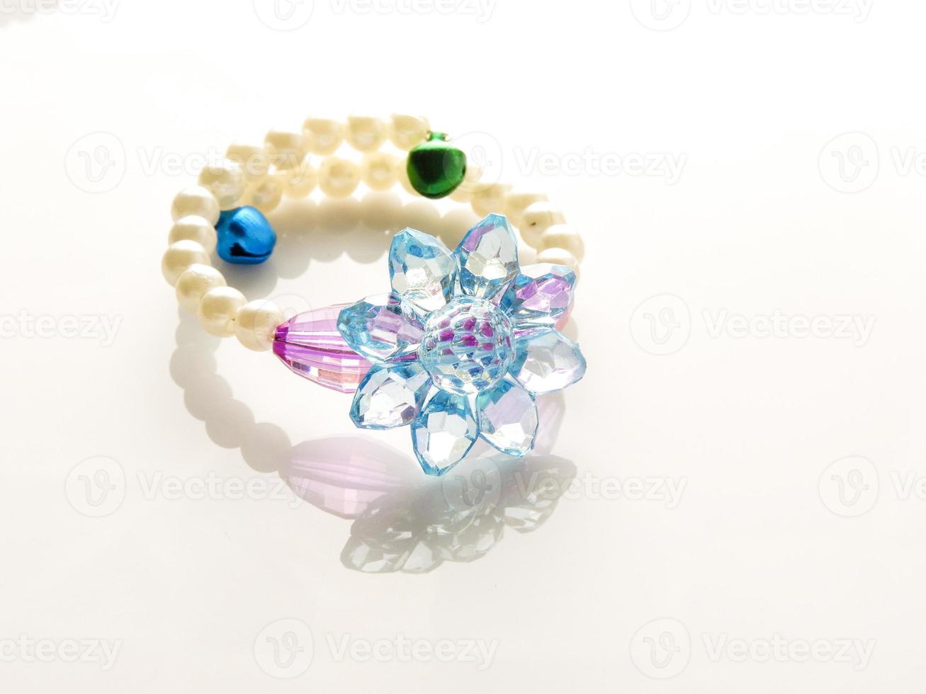 bracelets multicolores avec perles. bracelet de perles colorées pour enfant. photo