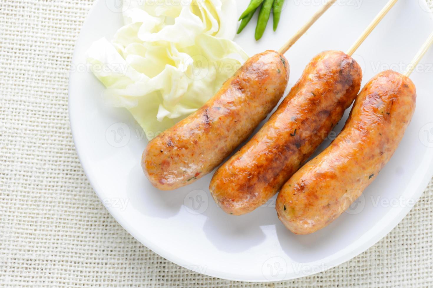 saucisses thaïlandaises épicées, faites de porc haché mélangé avec une variété d'ingrédients qui la rend pleine de saveur et lui donne un parfum unique. photo