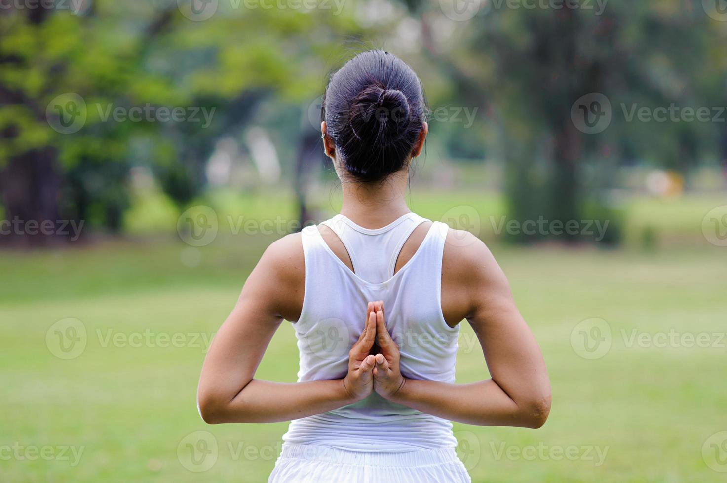 belle femme, pratiquer le yoga dans le parc photo