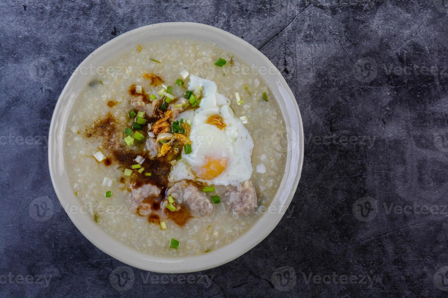 congee, bouillie de riz avec du porc haché, œuf à la coque, idéal pour le petit déjeuner. photo