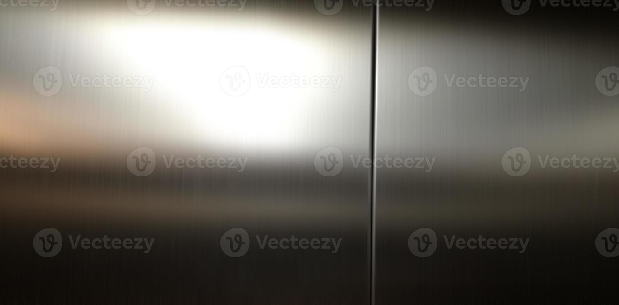 grande feuille d'acier inoxydable avec lumière frappant la surface pour le fond, à l'intérieur de l'ascenseur de passagers, réflexion de la lumière sur une texture métallique brillante, fond en acier inoxydable. photo