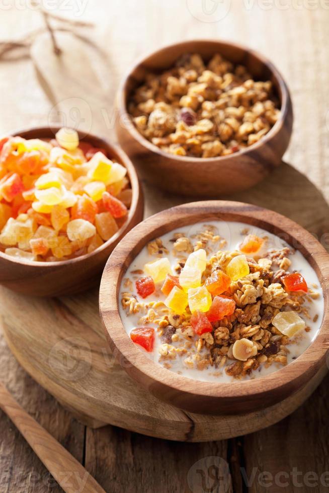 granola sain avec des fruits secs pour le petit déjeuner photo