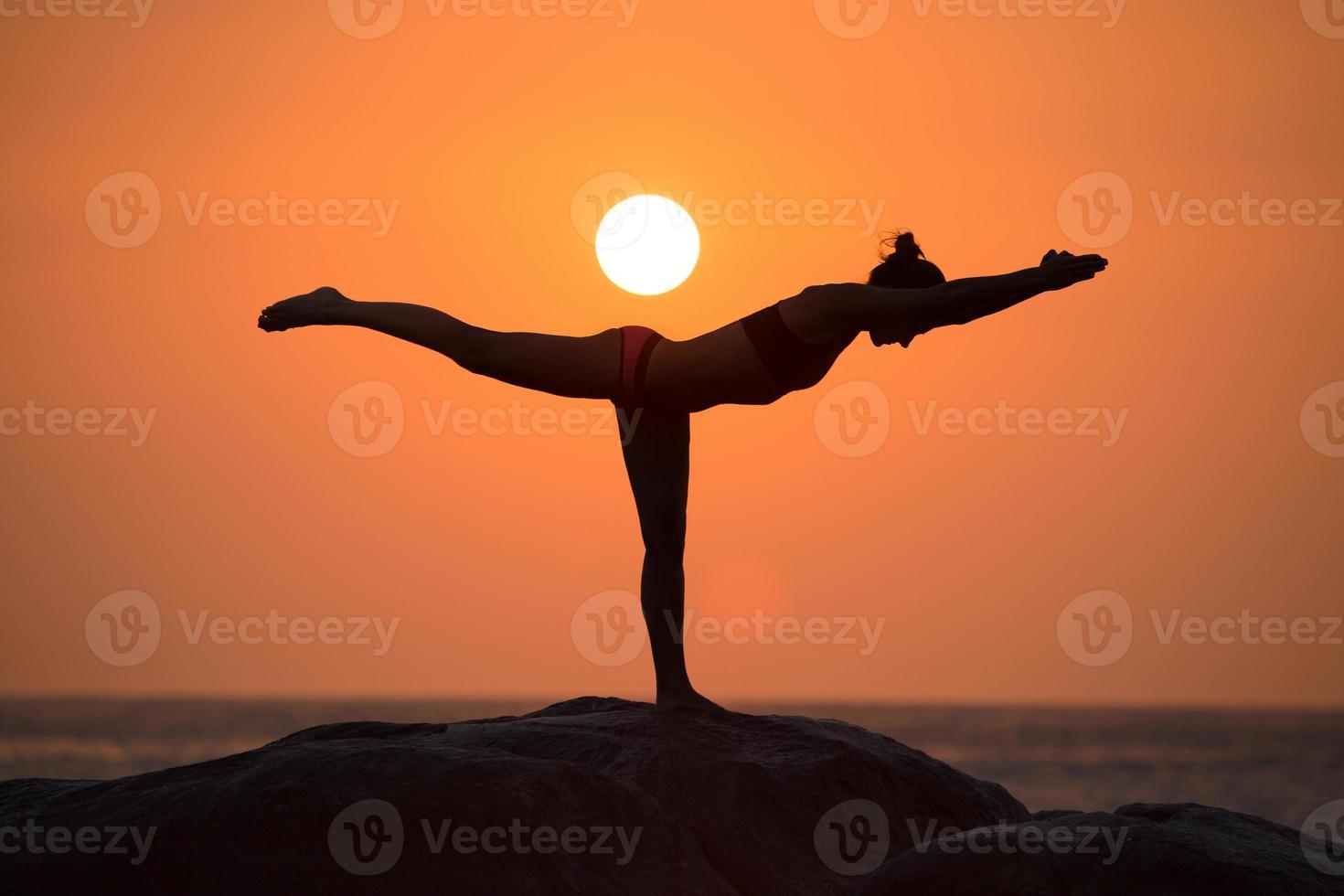 pose de guerrier de yoga photo