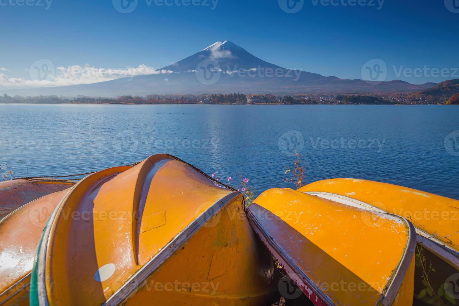 Fuji de montagne avec des bateaux à rames jaunes photo