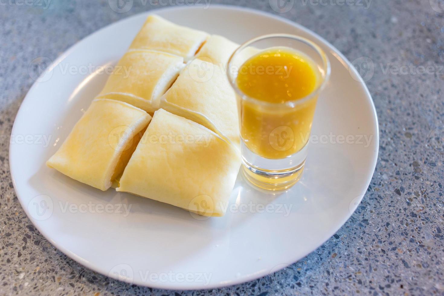 crêpe froide insérée à la mangue jaune photo