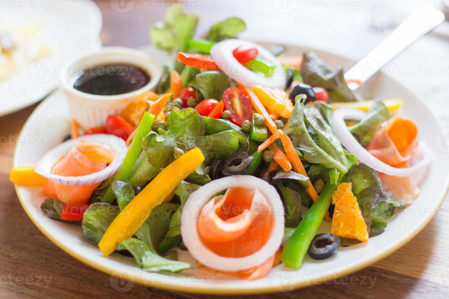 une délicieuse salade du jardin au saumon fumé photo