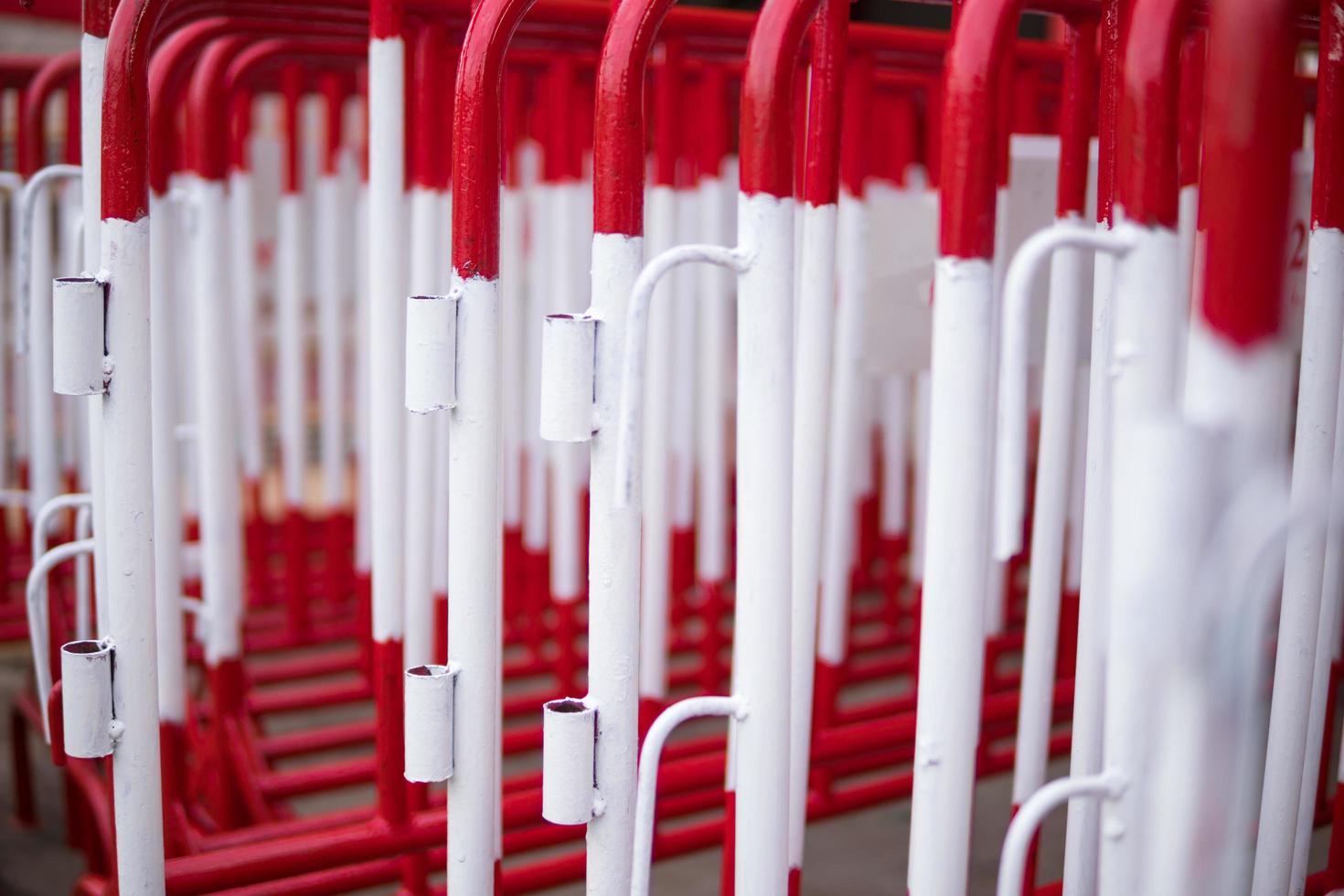 barrière en acier rouge et blanc. utiliser pour la barrière de sécurité routière. photo