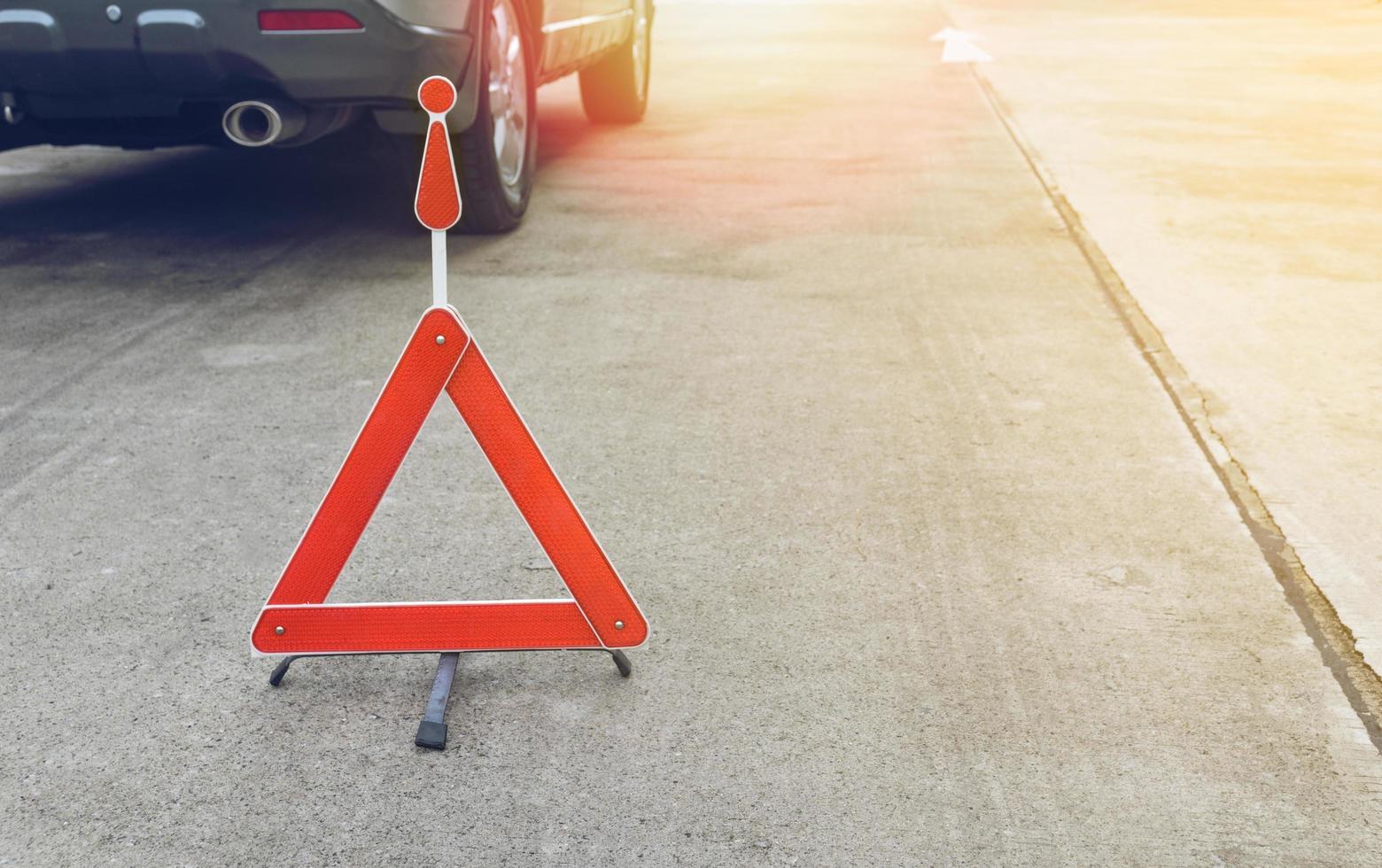 signe de voiture cassée sur une route avec une voiture en panne photo