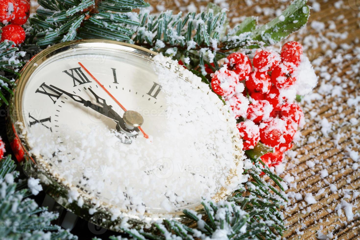 horloge de Noël avec décoration d'hiver photo