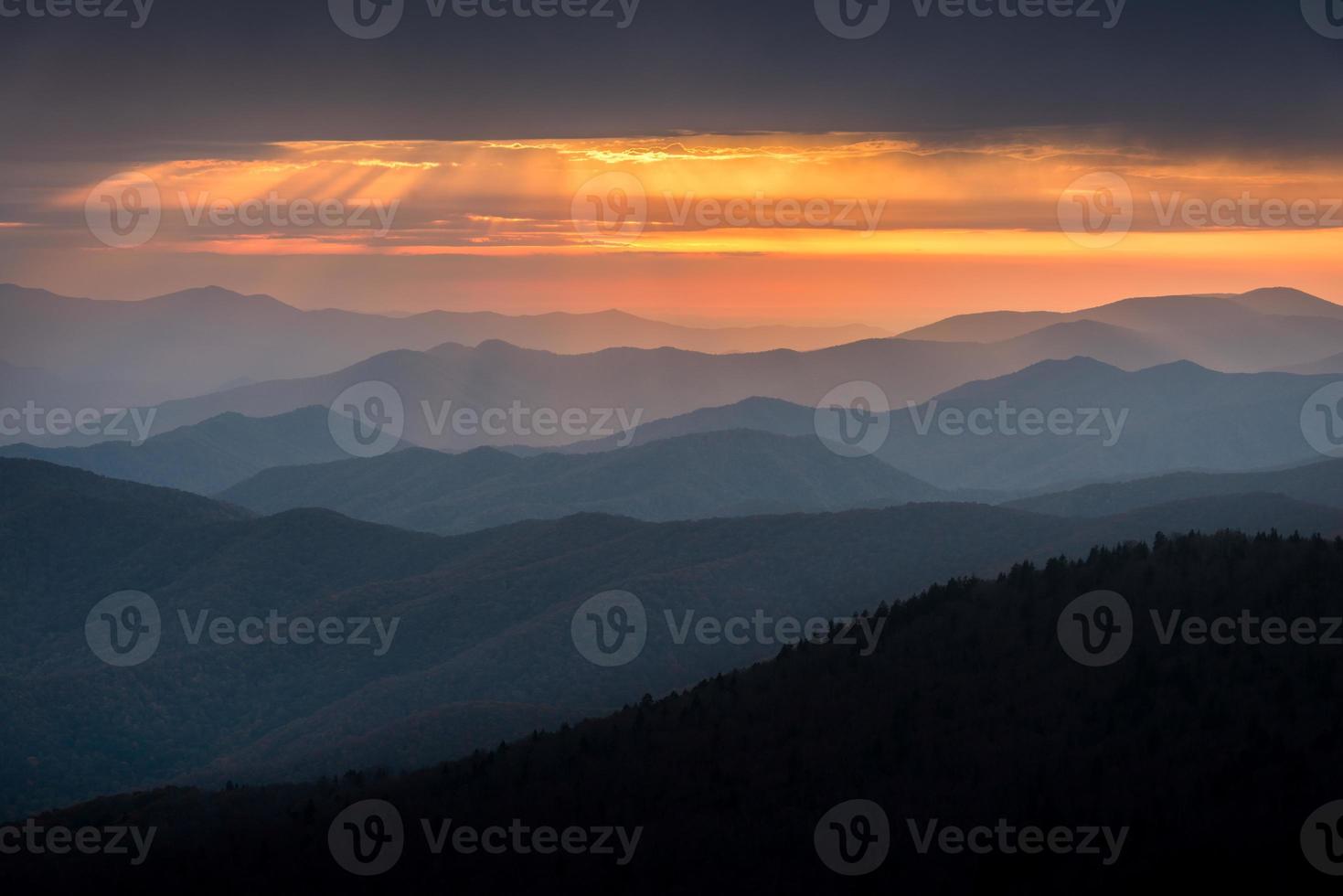 coucher de soleil de grandes montagnes enfumées photo