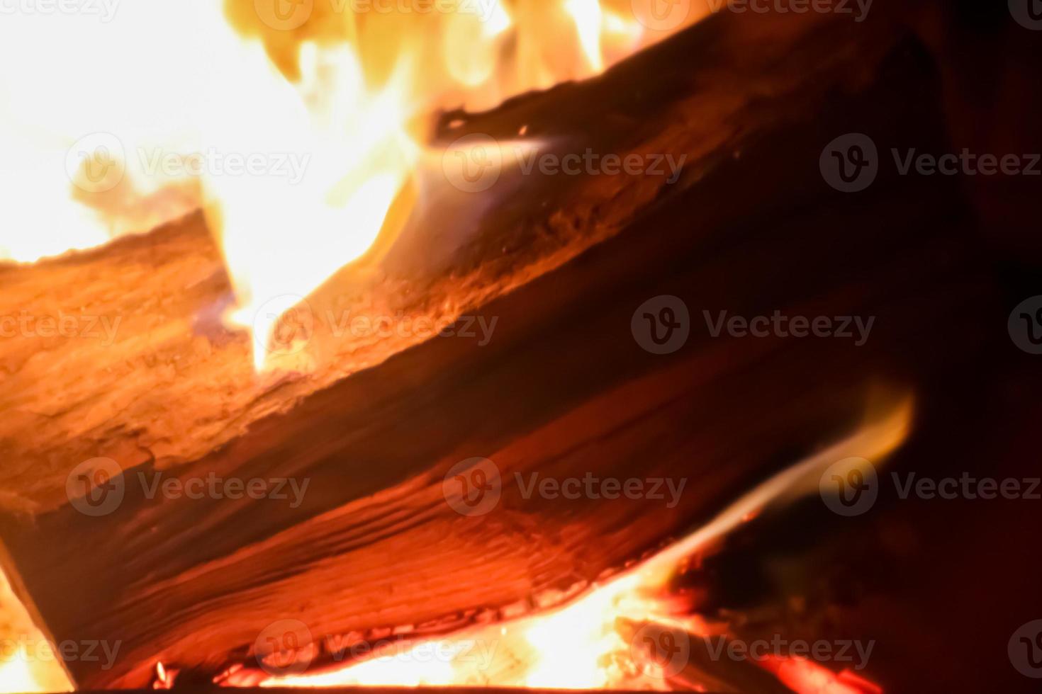 beau feu brûlant chaud rouge et orange dans une cheminée photo