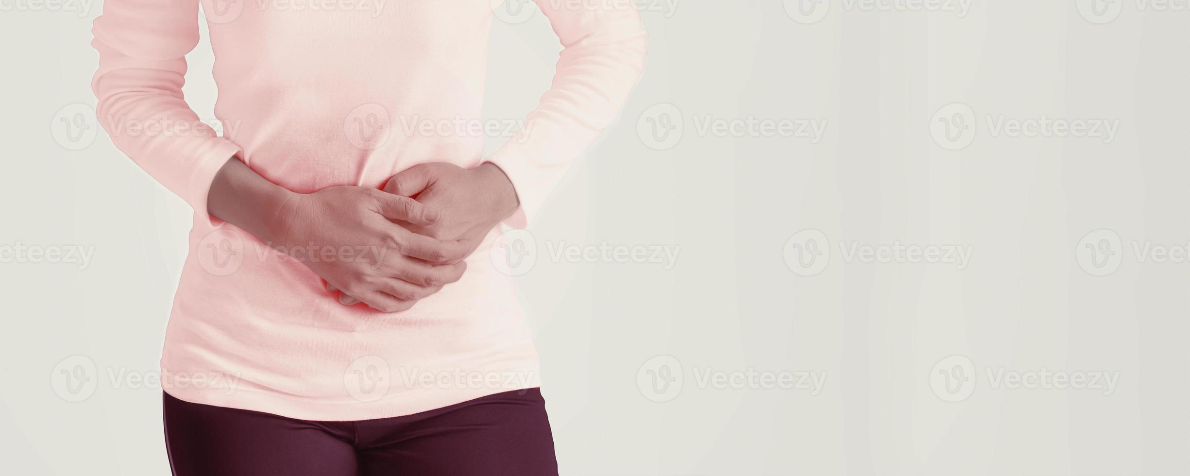 une femme afro-américaine ressent des maux d'estomac douloureux pendant la menstruation. photo