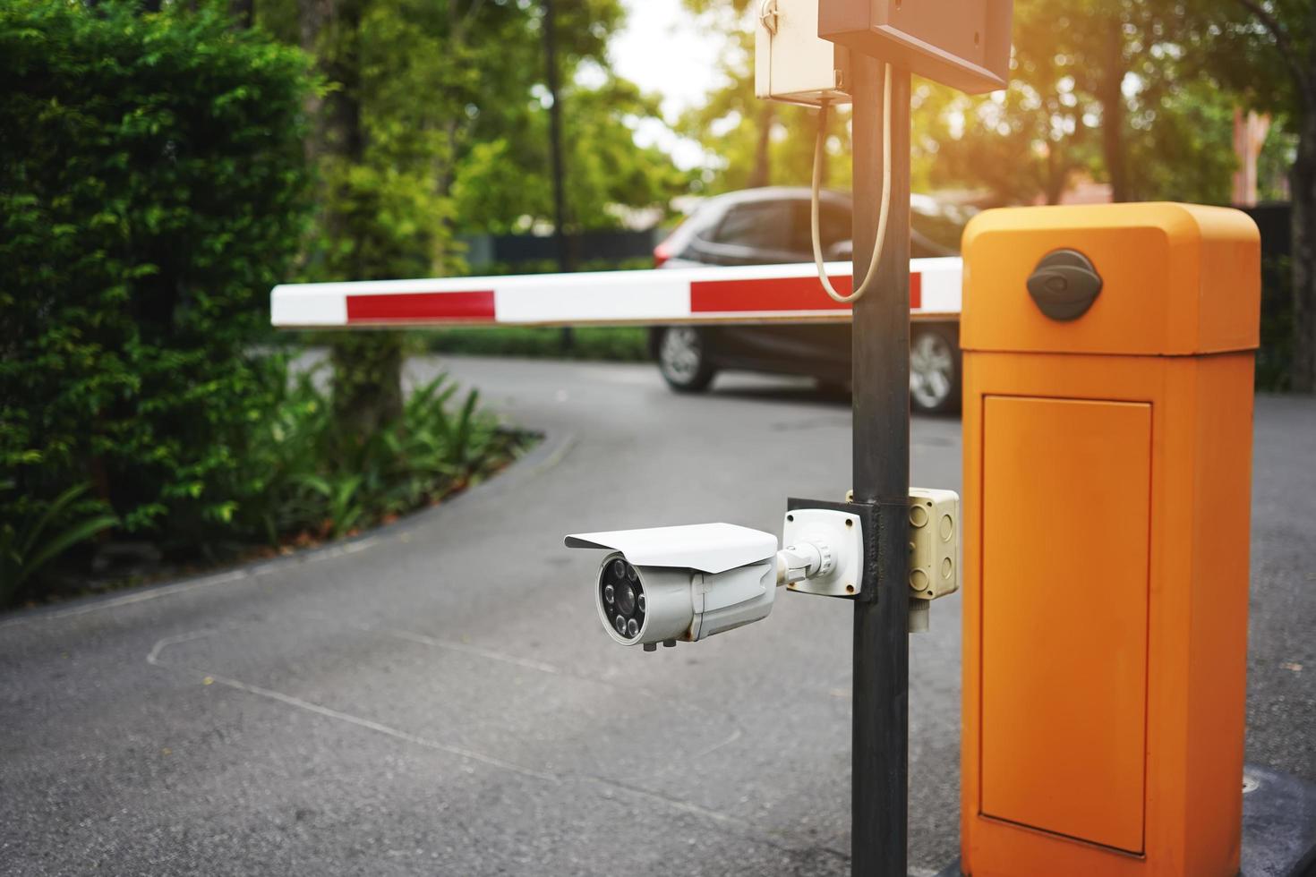 système de caméra cctv, caméra de surveillance ip extérieure haute technologie stockant jusqu'à 24 heures d'activité de la caméra pour une lecture ultérieure. concept de technologie de sécurité à domicile photo