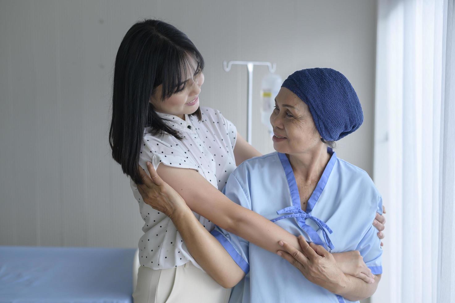 femme patiente atteinte d'un cancer portant un foulard et sa fille de soutien dans le concept d'hôpital, de santé et d'assurance. photo