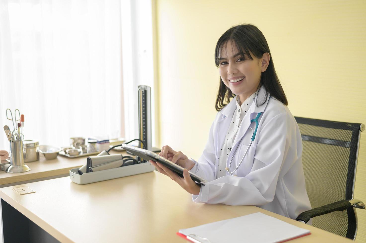 portrait de jeune femme médecin avec stéthoscope travaillant à l'hôpital, concept médical et de soins de santé photo