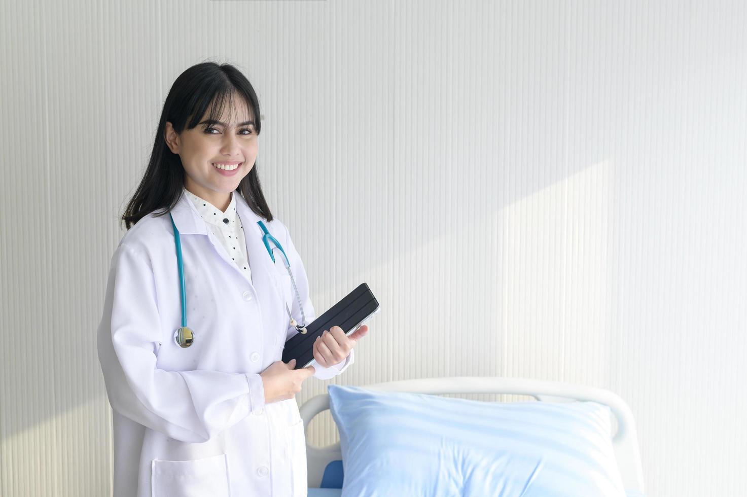 portrait de jeune femme médecin avec stéthoscope travaillant à l'hôpital, concept médical et de soins de santé photo