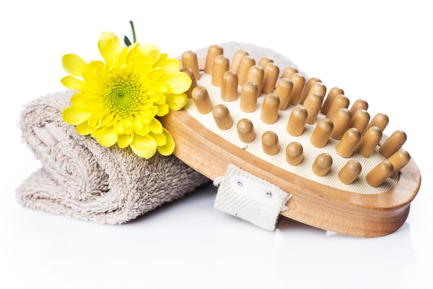 serviette et brosse pour massage photo