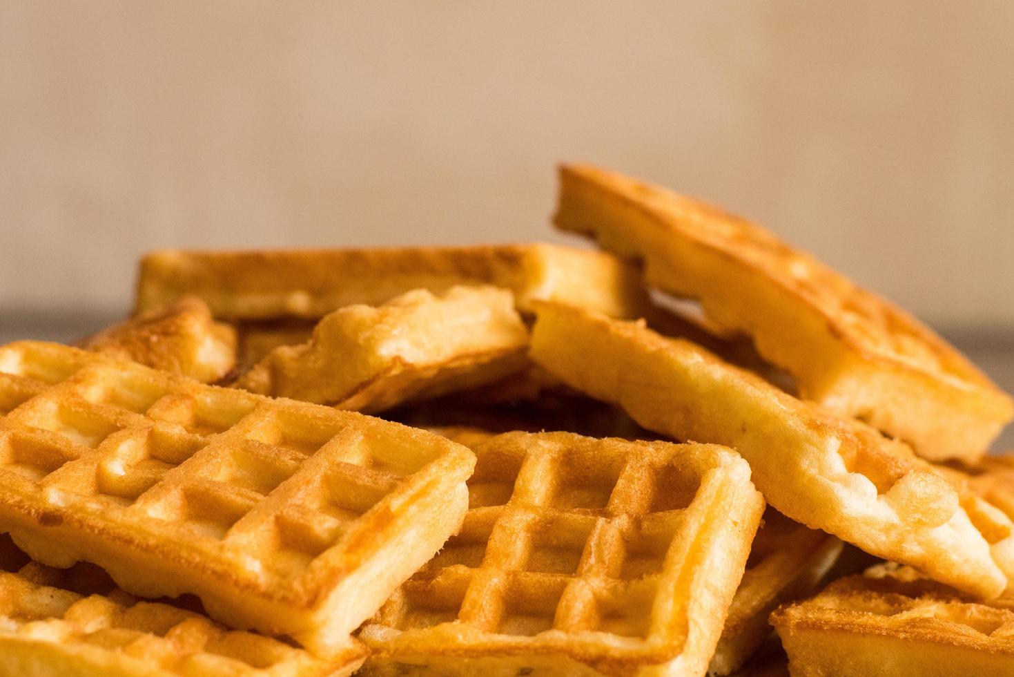 gros plan de nombreuses gaufres belges sur la table en bois photo