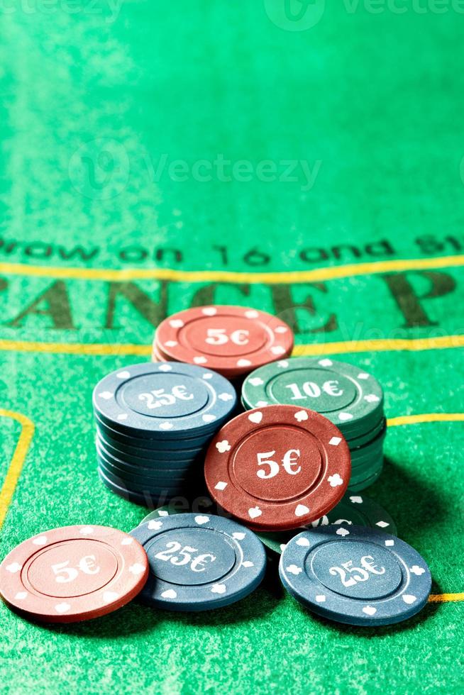 jetons de poker sur une table de poker. image verticale. photo