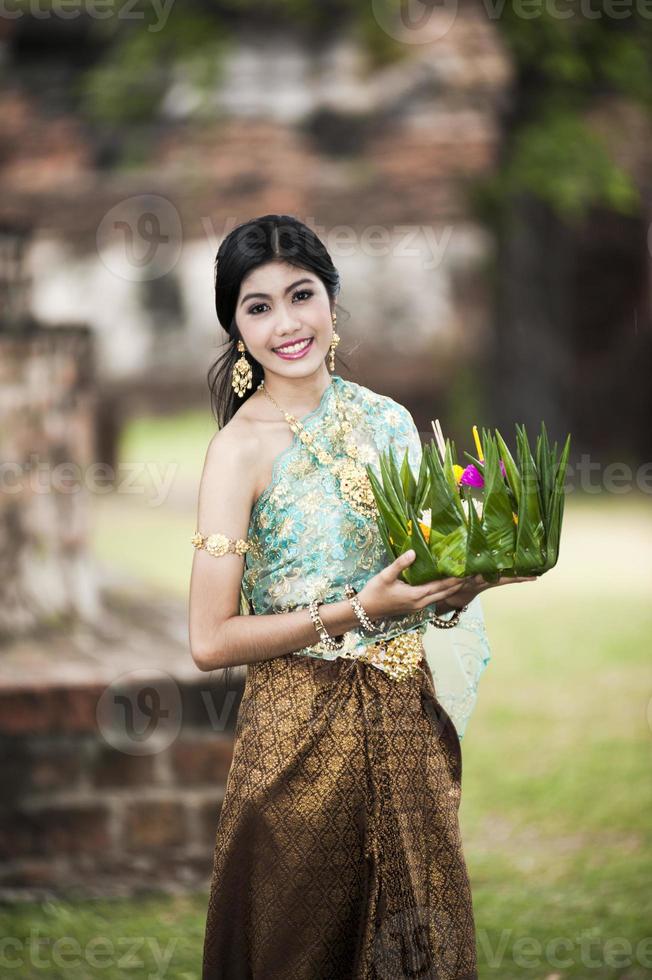 Dame thaïlandaise avec panier flottant pour le festival de la loi krathong. photo