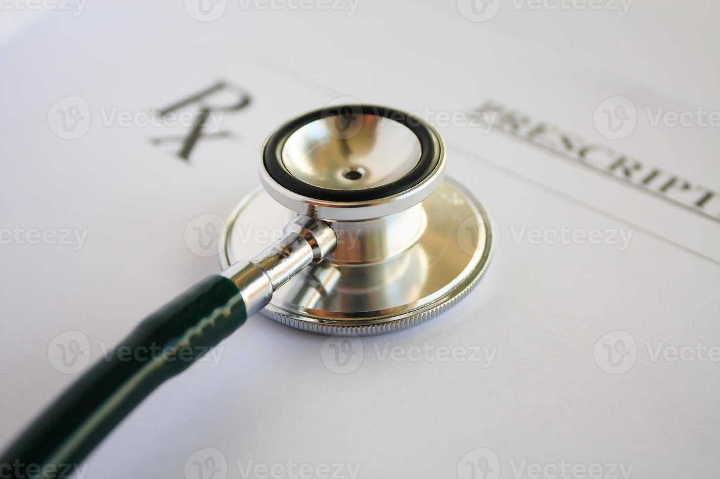 prescription médicale vierge avec stéthoscope photo