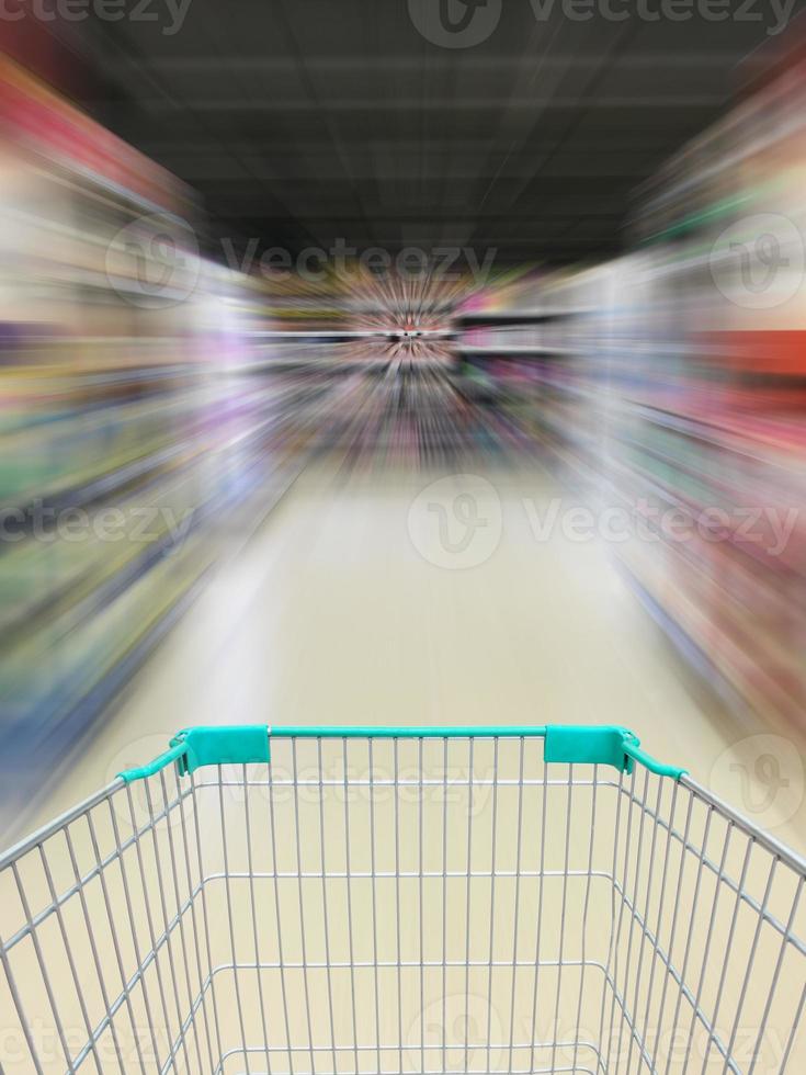 supermarché panier vue avec supermarché allée motion blur photo