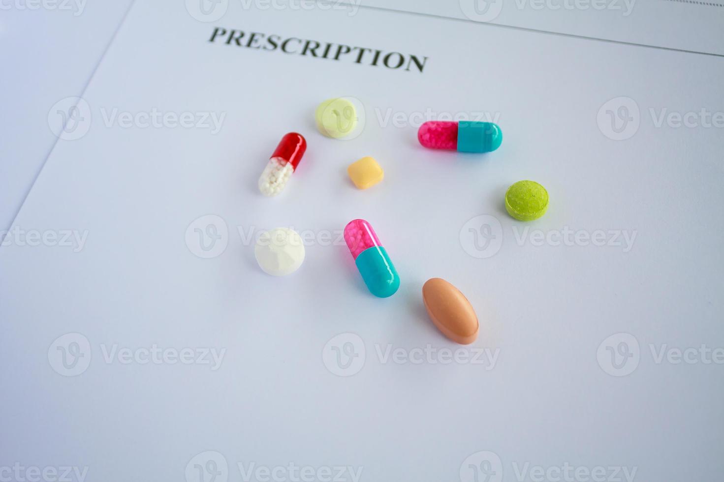 pilules sur un formulaire de prescription photo