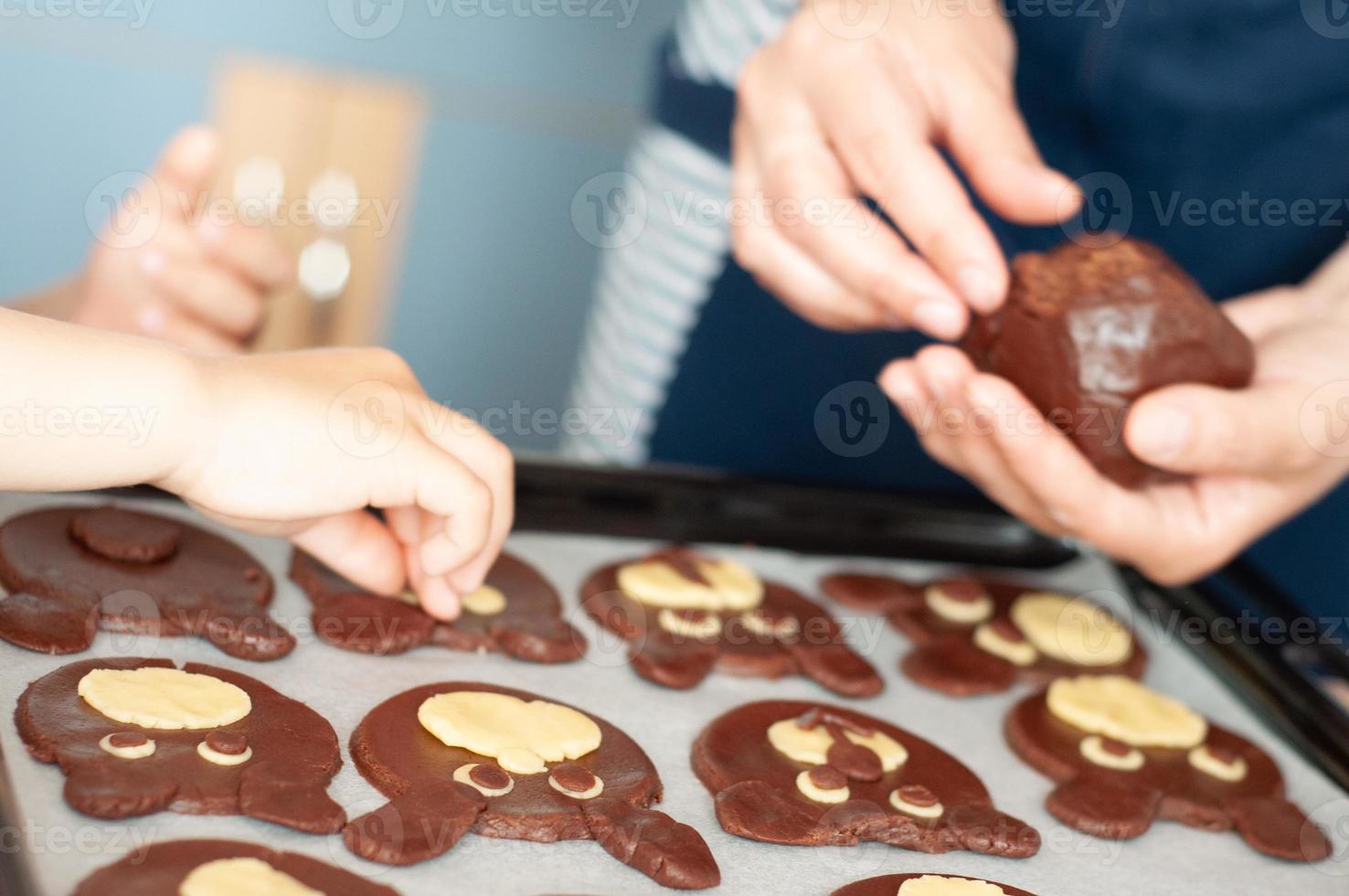 biscuits ours maison faits par la mère et la fille ou le fils photo