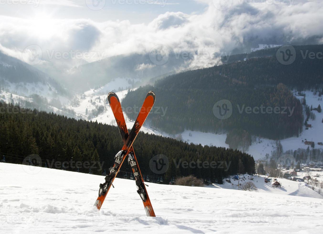paire de skis cross dans la neige, haute montagne photo