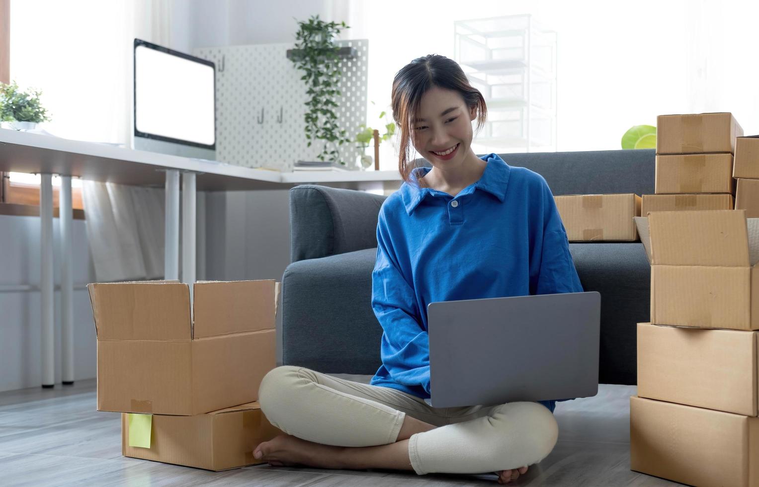 démarrage d'une petite entreprise entrepreneur indépendant, portrait jeune femme travaillant au bureau à domicile, boîte, smartphone, ordinateur portable, en ligne, marketing, emballage, livraison, PME, concept de commerce électronique photo