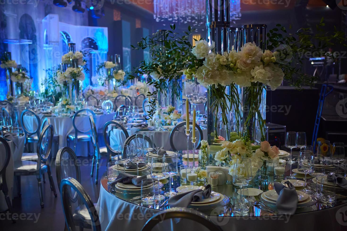 table dressée pour un mariage ou un autre dîner d'événement traiteur. DOF peu profond photo