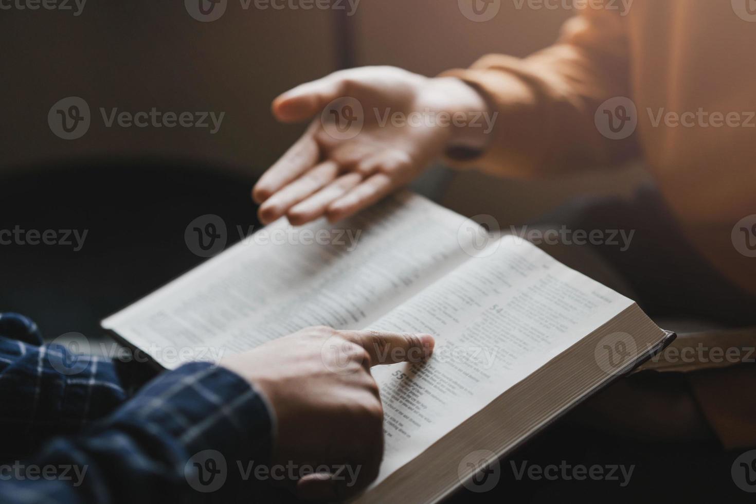 deux amants étudient la bible c'est l'amour de dieu pour les chrétiens. photo