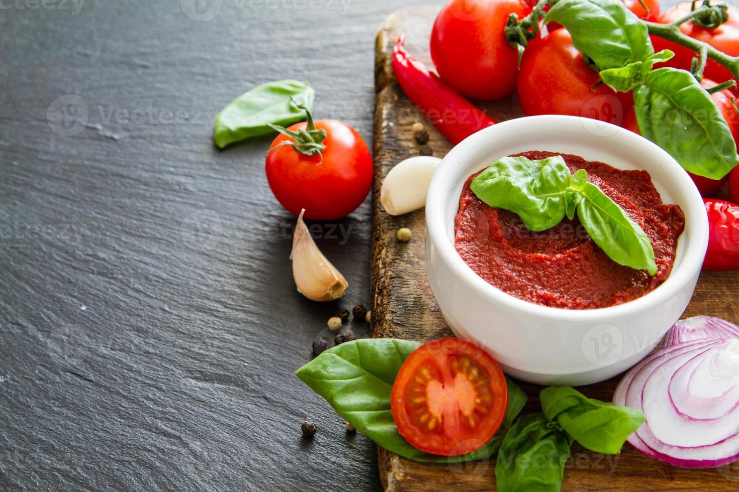 ingrédients de la sauce tomate - tomates cerises, basilic, oignon, ail, poivre photo
