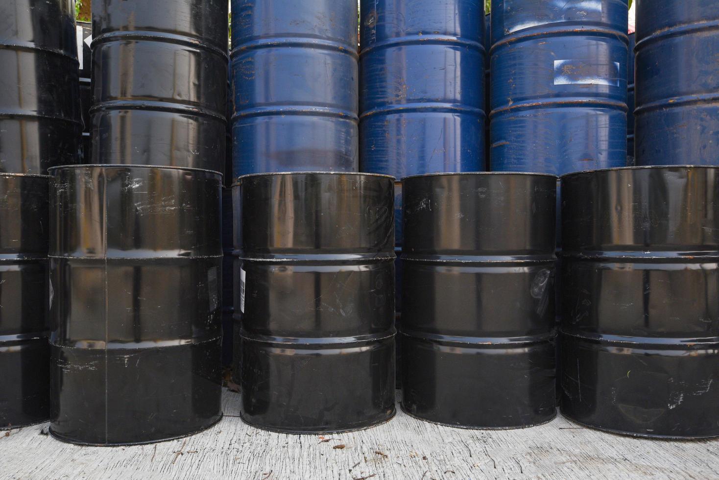 vieux barils de pétrole ou fûts chimiques empilés, baril de pétrole de l'industrie photo