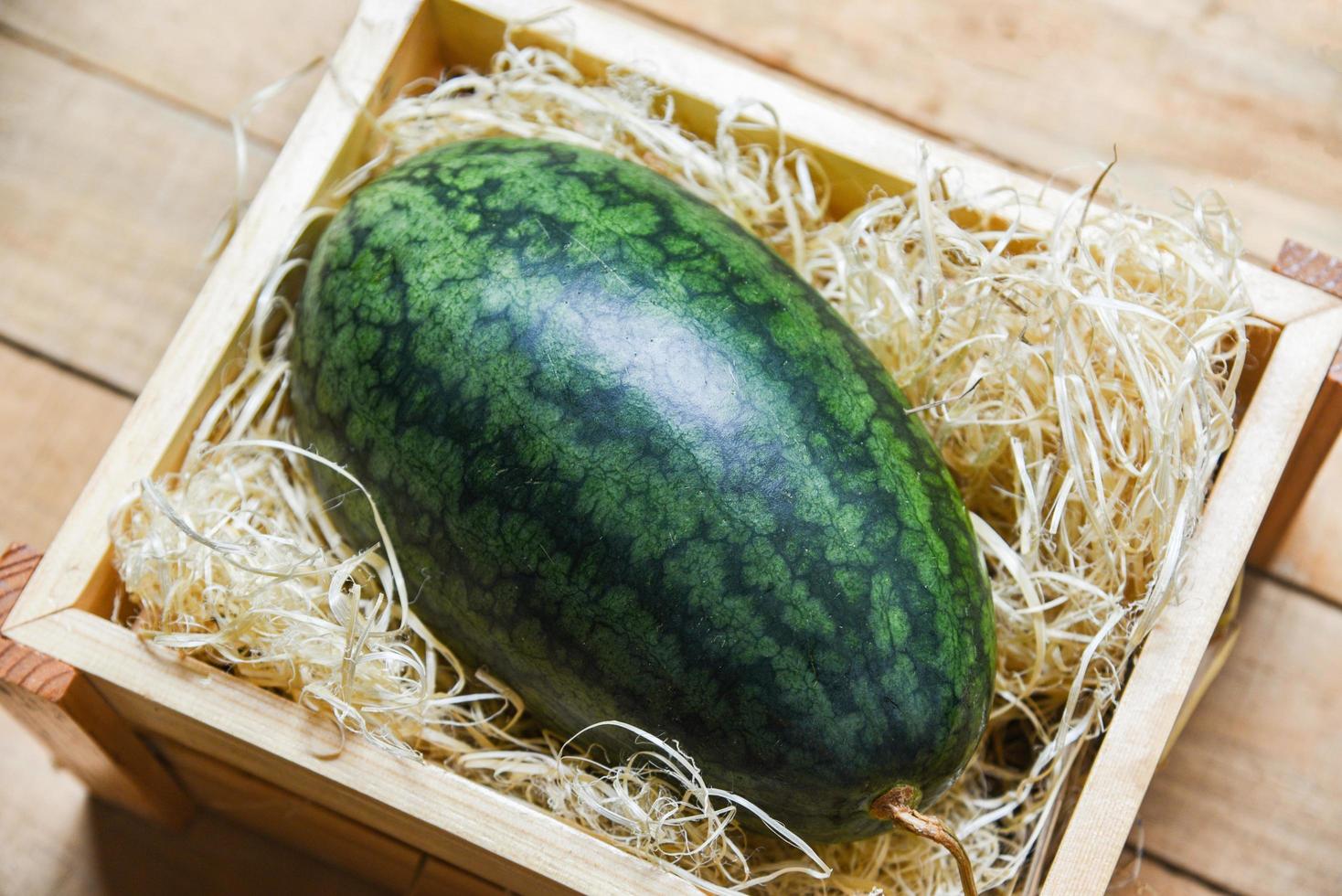 pastèque fraîche sur boîte en bois vue de dessus récolte pastèque fruits d'été photo