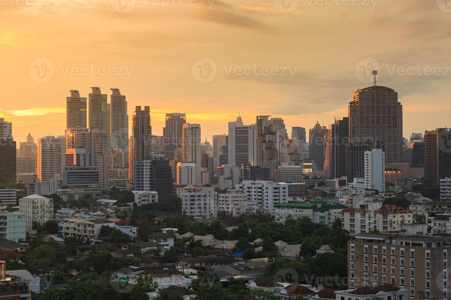 Paysage urbain de Bangkok, quartier des affaires au coucher du soleil, Bangkok, Thaïlande photo